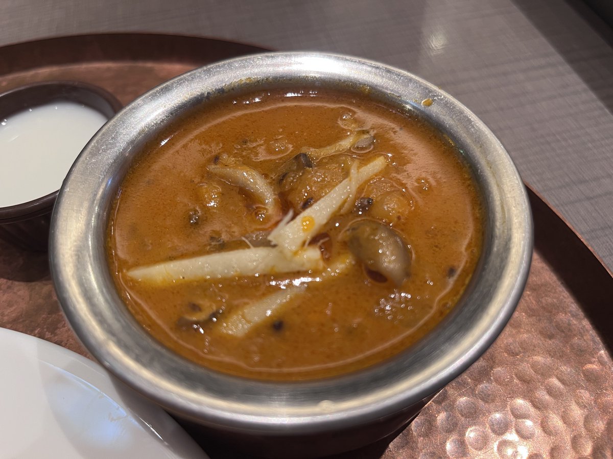 akibaru2022's tweet image. 今日の秋葉原メシは中央通り沿いにあるインドカレー店「ジーラ」でビリヤニ。値上げしたようですが、まだ激安なんよ……。このビリヤニはボリューミーでカレー1種が付いて1485円。カレー1種なら990円、2種でも1100円。しかもナンが食べ放題でこの価格なんよ……。安すぎるのよ……。感謝！