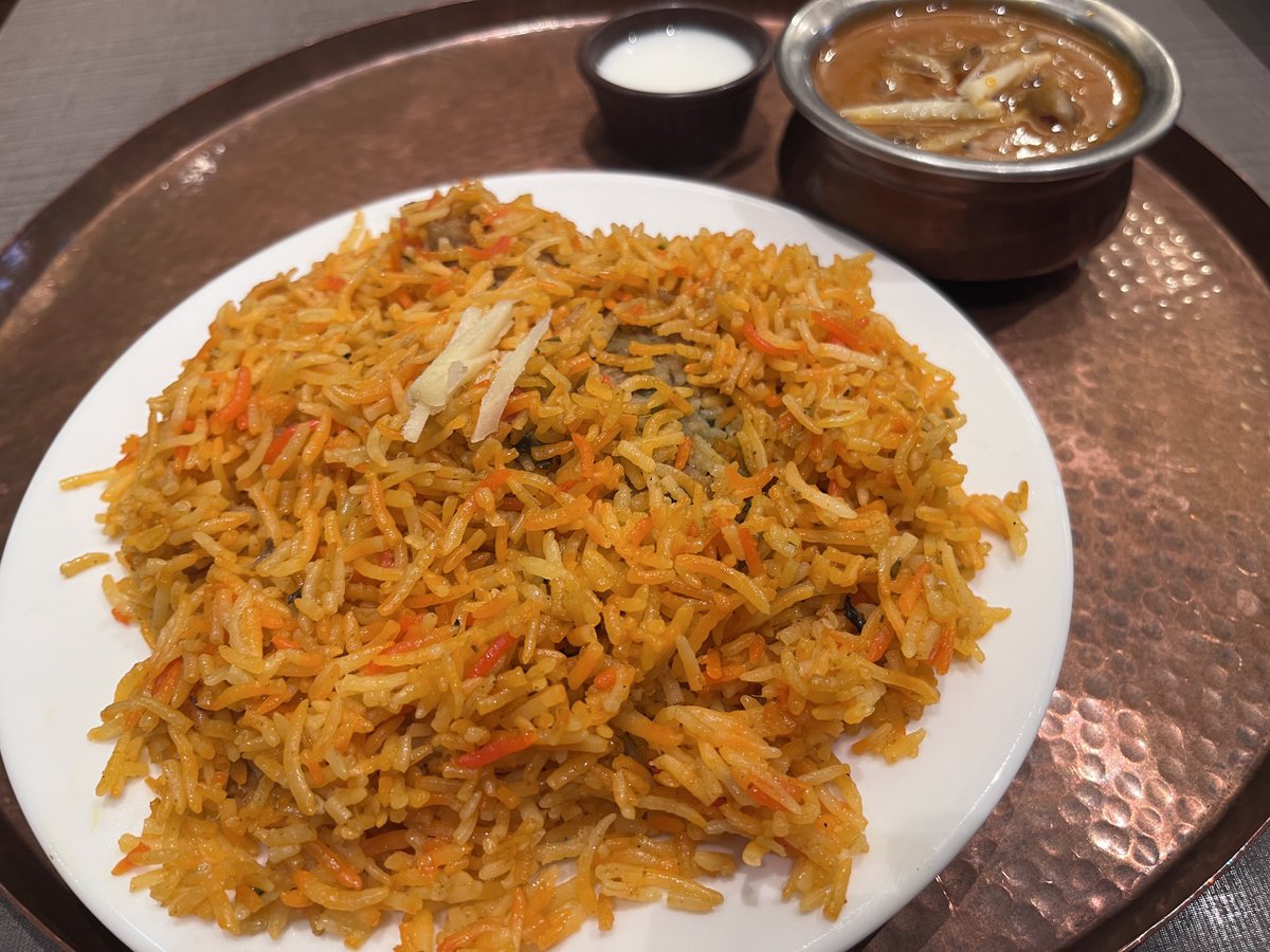 akibaru2022's tweet image. 今日の秋葉原メシは中央通り沿いにあるインドカレー店「ジーラ」でビリヤニ。値上げしたようですが、まだ激安なんよ……。このビリヤニはボリューミーでカレー1種が付いて1485円。カレー1種なら990円、2種でも1100円。しかもナンが食べ放題でこの価格なんよ……。安すぎるのよ……。感謝！