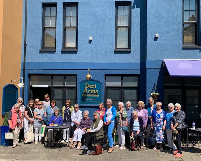 Daeth tymor Cangen Llangadog a’r Cylch i ben eleni gydag ymweliad â Chaerdydd gan alw’n gyntaf mewn siôp fawr gwerthu celfi ac yn y blaen.  Uchafbwynt y dydd oedd cael eu tywys o gwmpas set Pobol y Cwm, a chyfle i sgwrsio â “Cai” a chael  cyfle i dynnu ambell lun yn y Deri.