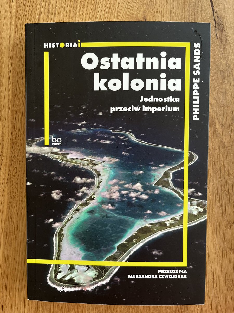 Nieprawdopodobna historia - kompletnie ignorowany wyrok nakazujący Wielkiej Brytanii oddać Mauritiusowi wyspy Czagos. Książka nudnawa, opowieść o procesie
sądowym bardziej niż o wysiedlonych przymusowo ludziach, ale warto📕