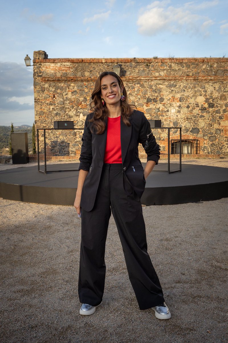 julsjulietjota's tweet photo. I fins aquí l’aventura del #sociseré3Cat
 
Pilar, Bernat, Ares, Robli i Ivan només pel simple fet de portar el català allà on anem/aneu, ja ens fa a totes una mica més guanyadores. 

La vostra co-presentadora, “turista” de festes majors de confiança. 😘🥳

Júlia Bonjoch. https://t.co/7NMdxlZwxo