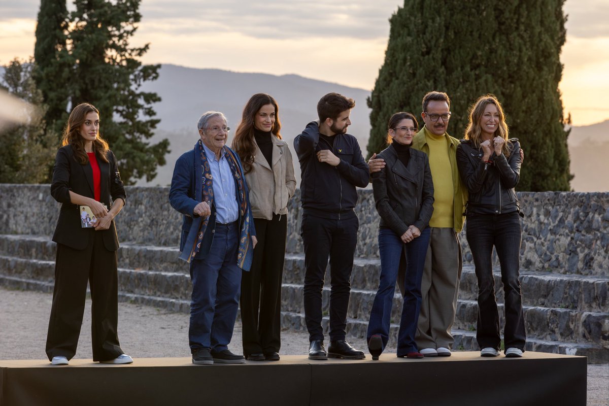 julsjulietjota's tweet photo. I fins aquí l’aventura del #sociseré3Cat
 
Pilar, Bernat, Ares, Robli i Ivan només pel simple fet de portar el català allà on anem/aneu, ja ens fa a totes una mica més guanyadores. 

La vostra co-presentadora, “turista” de festes majors de confiança. 😘🥳

Júlia Bonjoch. https://t.co/7NMdxlZwxo
