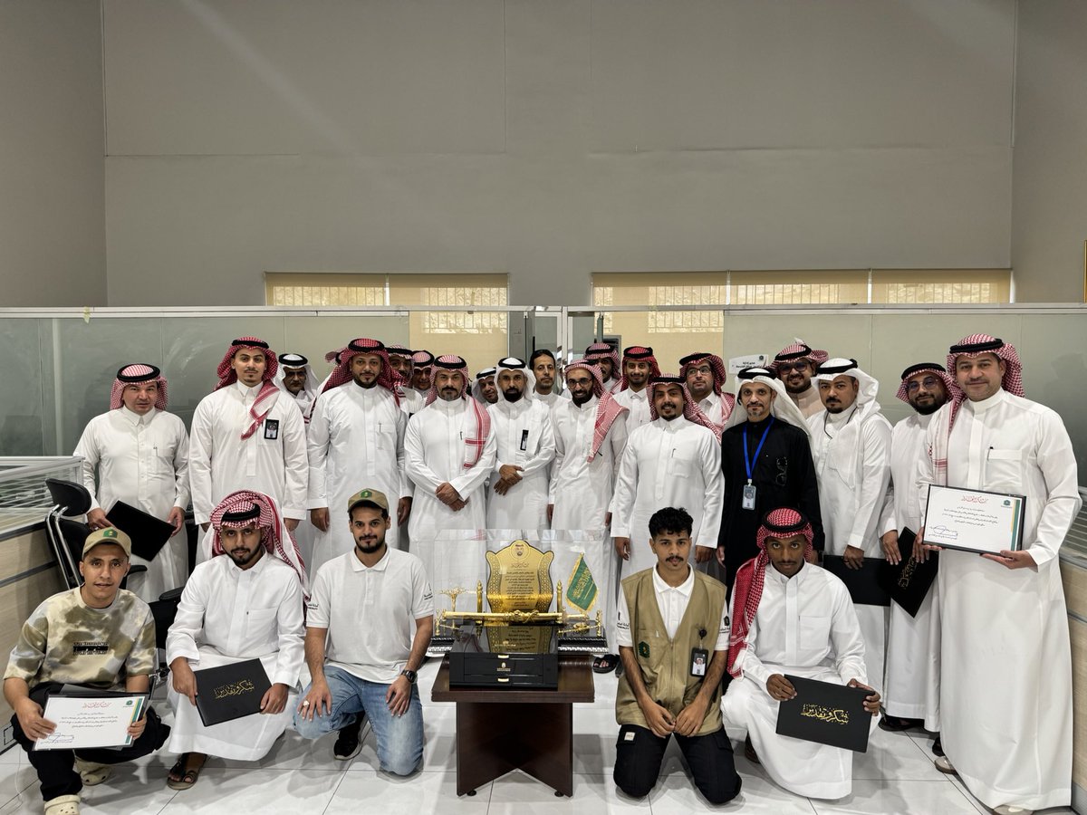 sh2009_eng's tweet photo. اليوم كان لي شرف التكريم من سعادة المهندس صافي بن حسن الياسي رئيس مركز خدمات الجمرات. أشعر بالفخر والامتنان لهذه اللفتة الكريمة. هذا التكريم يدفعني لمزيد من العطاء والاجتهاد. شكراً مهندس صافي 🙏✨ https://t.co/XrB9d4uQSk