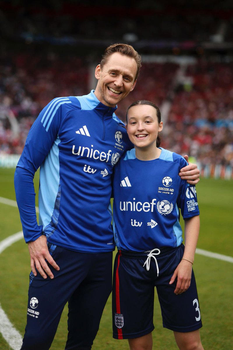 Just Tom Hiddleston and Bella Ramsey hanging out at Old Trafford 👀