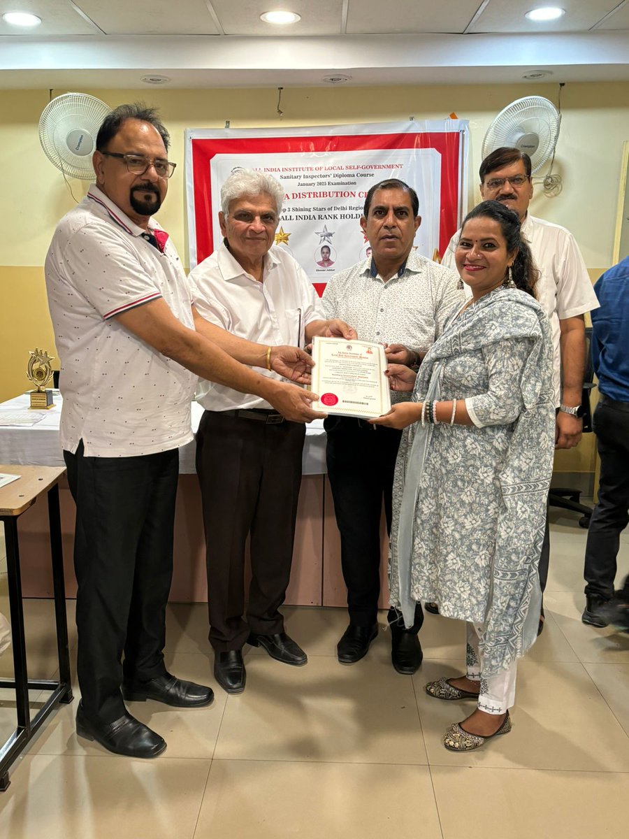 🎓AIILSG Delhi Centre proudly awarded diplomas &amp; rotating shields to top performers of the Sanitary Inspectors’ Diploma Course !

👏Kudos to all awardees for their excellence in sanitary inspection and public health!

#SanitaryInspectors #PublicHealth #SkillDevelopment #DelhiNCR