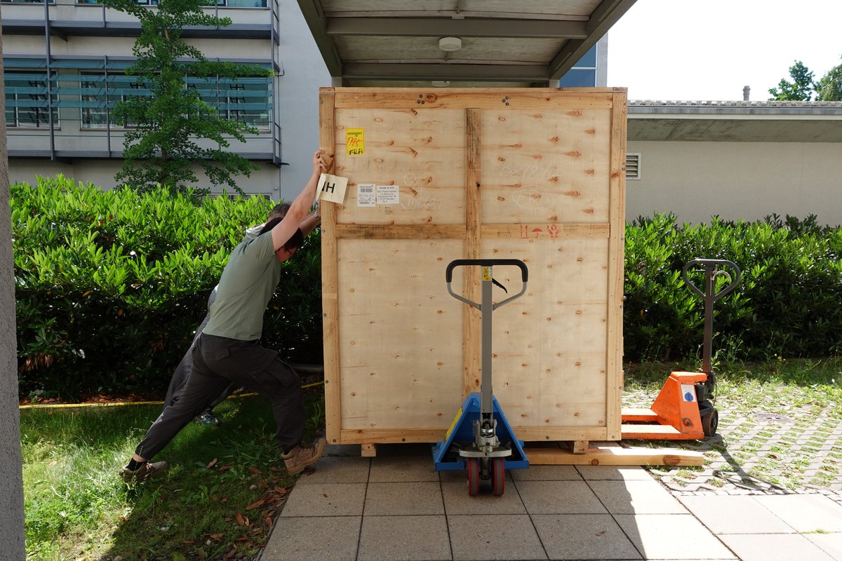 PETLab_CPfS's tweet image. Today’s the big day — our STM has arrived! 🥳
All 7 crates📦are now safely stored in the basement. Huge thanks to everyone involved, and a special shoutout to our technician Ole for making it all run so smoothly.
Unpacking will happen in a couple of weeks — stay tuned!