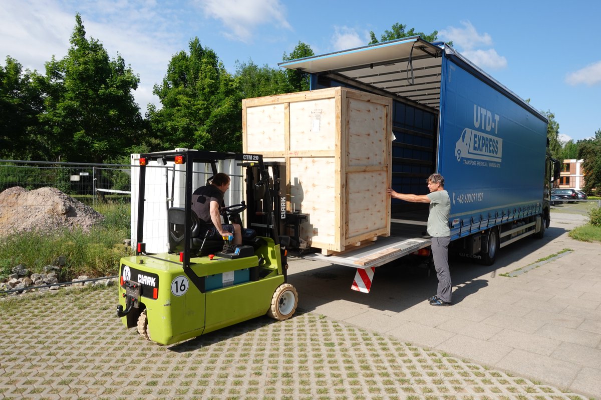 PETLab_CPfS's tweet image. Today’s the big day — our STM has arrived! 🥳
All 7 crates📦are now safely stored in the basement. Huge thanks to everyone involved, and a special shoutout to our technician Ole for making it all run so smoothly.
Unpacking will happen in a couple of weeks — stay tuned!