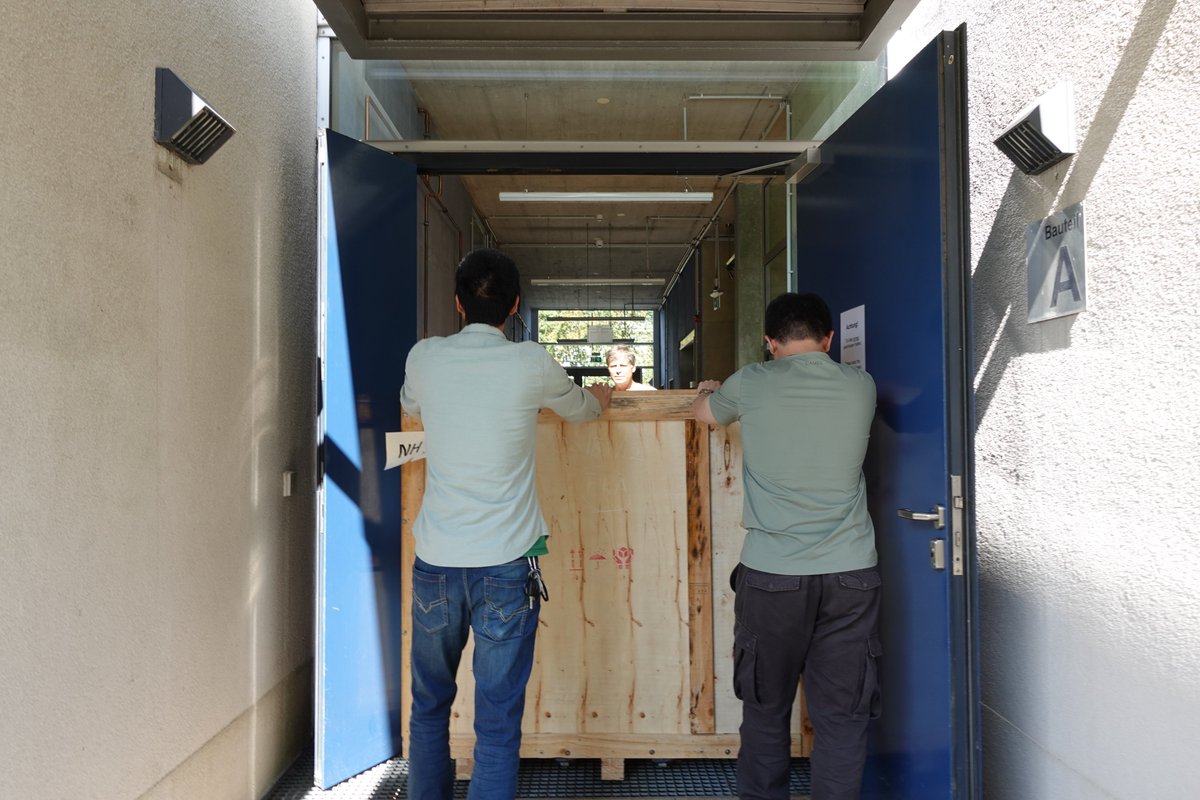 PETLab_CPfS's tweet image. Today’s the big day — our STM has arrived! 🥳
All 7 crates📦are now safely stored in the basement. Huge thanks to everyone involved, and a special shoutout to our technician Ole for making it all run so smoothly.
Unpacking will happen in a couple of weeks — stay tuned!