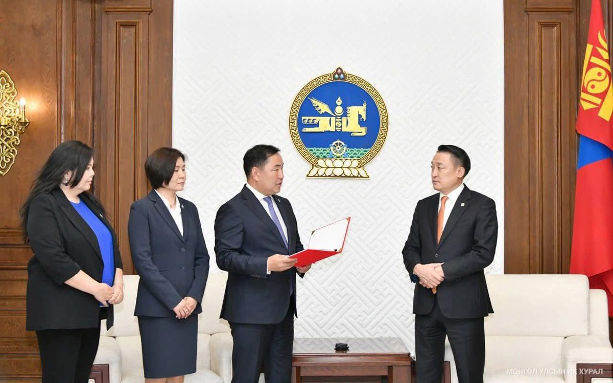 НӨАТ-ыг 5% болгох хуулийн төсөл УИХ-д өргөн барьж. НӨАТ-ыг 5% болгочихвол ЭЗ-т том өөрчлөлт гарна. Хамгийн чухал нь: 
1. Босго гэж балай юмыг болиод бүгд 100% төлдөг болох
2. Элдэв хөнгөлөлт чөлөөлөлтийг бүгдийг нь зогсоох
3. Төлөхгүй бултах тохиолдолд торгууль шийтгэл өндөр байх