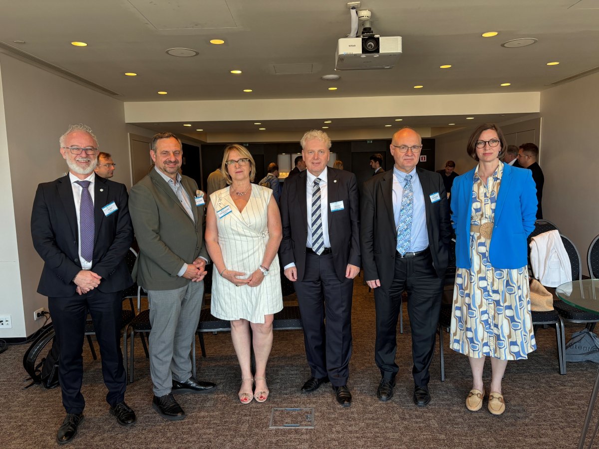 La UE, en una encrucijada decisiva sobre el hidrógeno: líderes de la industria y la ciencia piden más financiación y coordinación para no perder el liderazgo global frente a China y EE. UU. 
efeverde.com/expertos-urgen…
#Hidrógeno #EnergíaLimpia #TransiciónVerde #FP10 #HydrogenEU