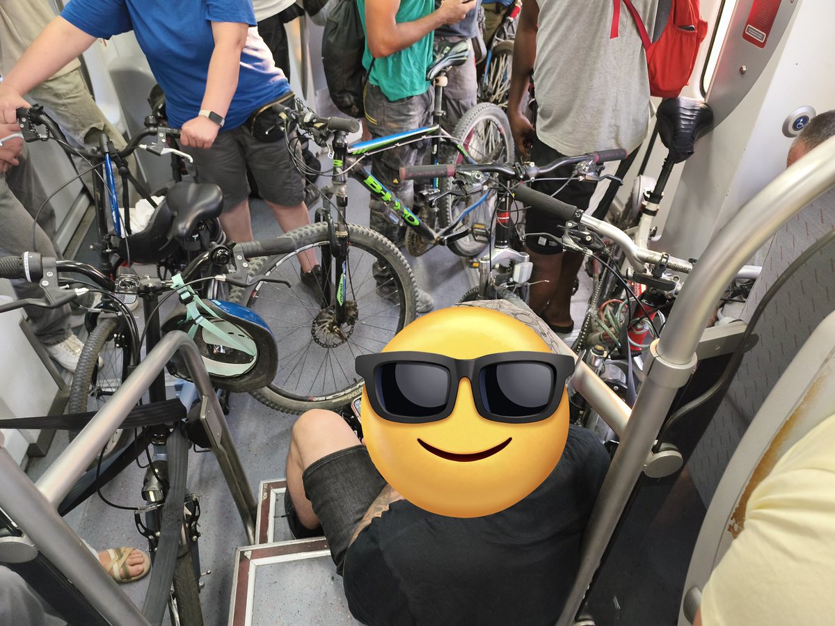 Zaideta1984's tweet photo. @Renfe R2 N todos los días a las 7.00h, por lo que tengo entendido en hora punta está restringido... Igual una patrulla regulando esto no haría mal. Cada día es peor. https://t.co/7Z8kSLKV0w