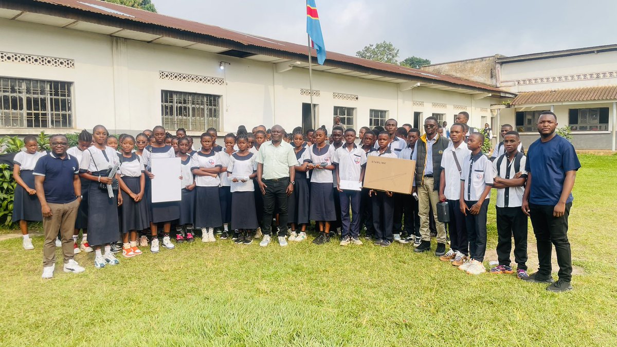 benjimk's tweet photo. Le don de Starlink aux écoles 🇨🇩 a été un travail collectif, soutenu par des confrères de la diaspora et du pays. Avec le temps, j’ai compris qu’à plusieurs, on va plus loin. 💡

Aujourd’hui, nous formons une équipe engagée pour digitaliser l’éducation en RDC :

📌 Benjamin Umba (@benjimk)
📌 Moïse Wemba Dive (@moisewdive)
📌 Gates Aganze (@Gates_Aganze)
📌 Landry Kalenga (@Landry_kalenga)
📌 Patricia Temuni (@TemuniP)
📌 Valérie Kongolo (@Mrs__Excellence) 
📌 Yoel Kime 

Chacun apporte ses compétences, sa vision, sa passion pour l’éducation et le Congo. Ensemble, on peut transformer des écoles, connecter des élèves, inspirer une génération. 🌍💻📚