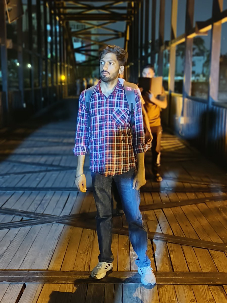 #वो छोटी-छोटी उड़ानों पे गुरूर नहीं करता
जो परिंदा अपने लिए आसमान ढूंढता है💫