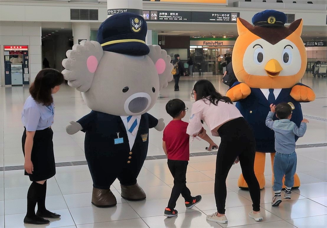 IMMI_CHUBU's tweet photo. 【６月は「共生社会の実現に向けた適正な外国人雇用推進月間」】名古屋入管中部空港支局は、６月１７日、中部空港において、愛知県警中部空港警察署とキャンペーンを同時開催しました。当局キャラクター「なごみん」、愛知県警キャラクター「コノハけいぶ」も参加しました。ありがとうございました。 https://t.co/frcEllJMps