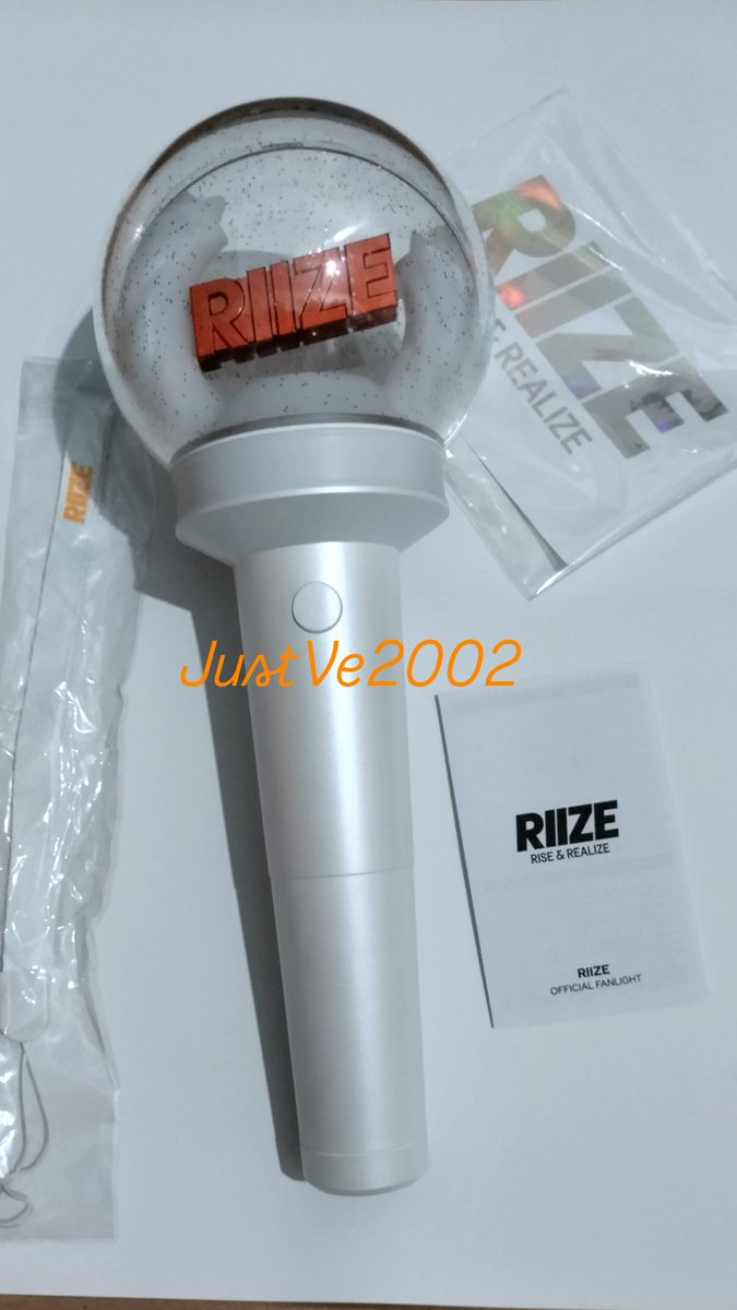JustVe2002's tweet photo. WTS Lightstick RIIZE 
(Preloved dipakai sekali aja pas Riizing day jakarta) 

✅ bisa 🍊
✅ Official bisa connected aplikasi smtown
✅ set with box, manual book n' sticker 
✅ Free ongkir area jabodetabek
💸 550k (bisa nego)

Tag. wts wtb lightstick ls Riize https://t.co/mNIZpWG5VC