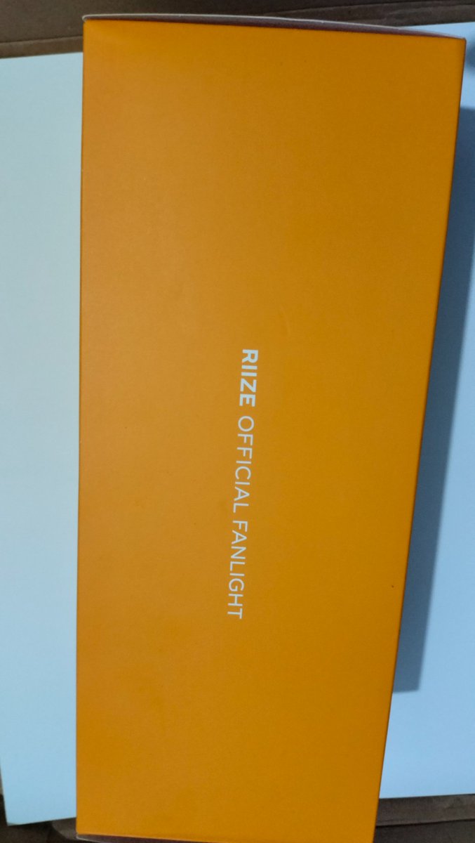 JustVe2002's tweet photo. WTS Lightstick RIIZE 
(Preloved dipakai sekali aja pas Riizing day jakarta) 

✅ bisa 🍊
✅ Official bisa connected aplikasi smtown
✅ set with box, manual book n' sticker 
✅ Free ongkir area jabodetabek
💸 550k (bisa nego)

Tag. wts wtb lightstick ls Riize https://t.co/mNIZpWG5VC