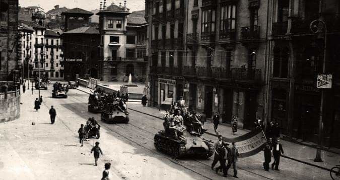 1937/6/19. Bilbo tropa frankisten eskuetan erori zen. 200.000 lagunek ihes egin zuten oinez Santander aldera, hegazkinen bonbardaketak pairatuz bidean. Hirian, ehunka lagun fusilatu zituzten eta 30 preso garrote bidez exekutatu. 

#BilboHariGorria
#36koGerra