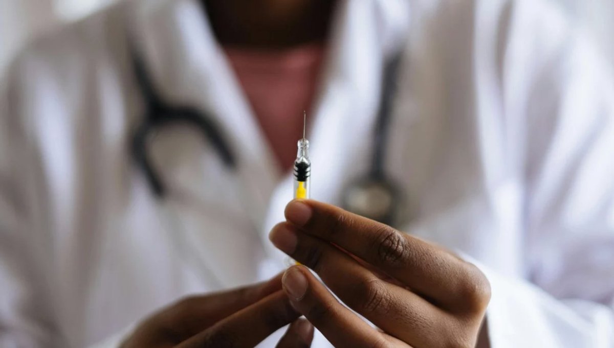 Avances médicos. Estados Unidos autorizó este miércoles el uso de lenacapavir, una inyección contra el VIH con 99.9% de eficacia, aplicable solo dos veces al año, según Gilead Sciences.