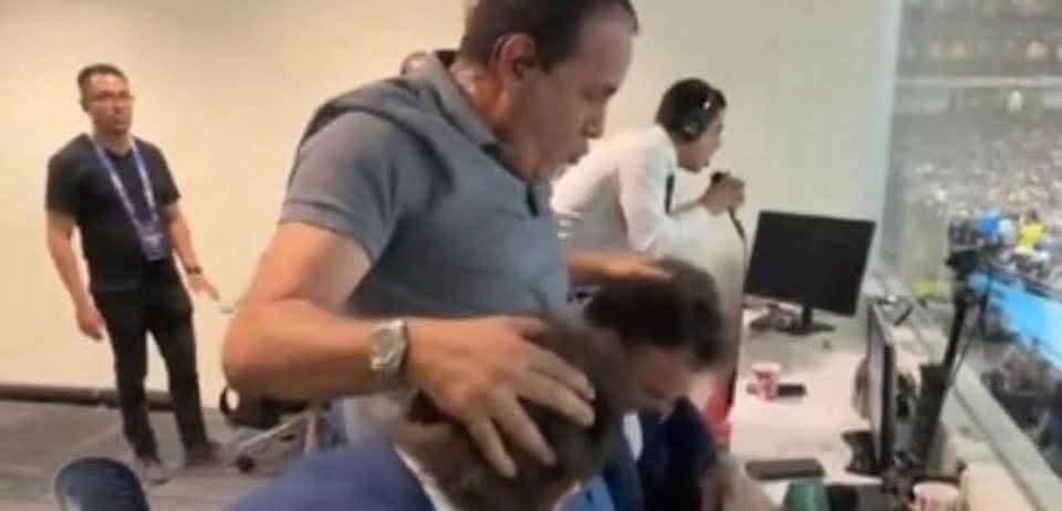 vidalquit's tweet photo. @DavidFaitelson_ Eres un hablador.
Eres un mamador.
Tanto coraje que la gente no prefieras escuchar tus estupideces, casi juraste y perjuraste que no irías nunca en tu vida a televisa.
Y se la cromas a Emilio.
Estás en la televisora que decide todo sobre el fútbol mexicano. https://t.co/YtkmWOwplY