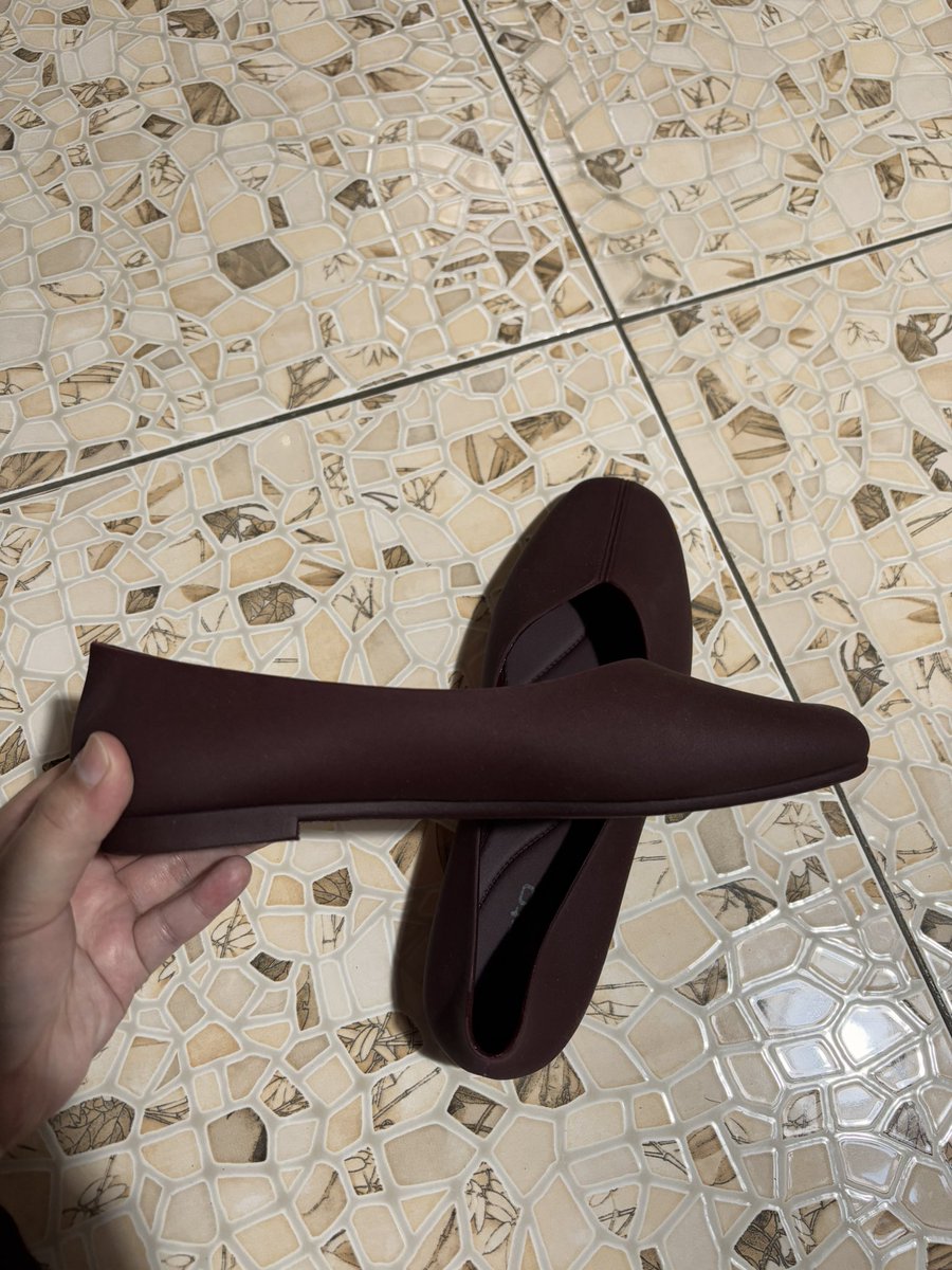 elizhar_'s tweet photo. @dimdples Kak ayo dibeli cuma 68k aja brand neww! Bahannya karet tapi lembut, bisa dipakai hujan2an, size 36/37 (insole 23 cm), di official storenya masih 90k harganyaa https://t.co/5Mhjc4P3pa