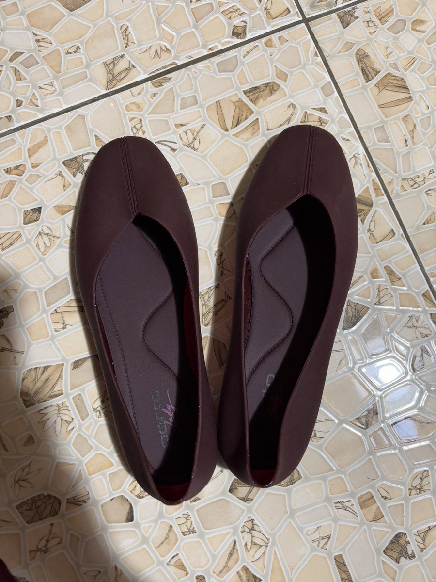 elizhar_'s tweet photo. @dimdples Kak ayo dibeli cuma 68k aja brand neww! Bahannya karet tapi lembut, bisa dipakai hujan2an, size 36/37 (insole 23 cm), di official storenya masih 90k harganyaa https://t.co/5Mhjc4P3pa