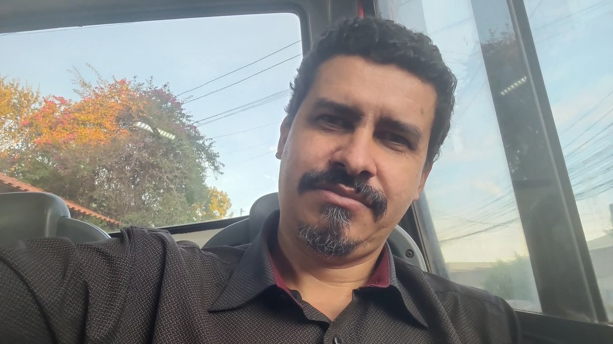 danilomarques1's tweet photo. Eu já tive tantas vidas numa só,
Que nem sei como coube,
E ela nem acabou;
Um emaranhado de nós,
Começos de histórias que eu nem soube
Onde cada uma estacionou.

Mais:
https://t.co/J79h5Fqg95 https://t.co/jyQHjhWW06