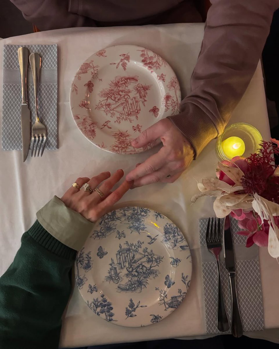 “surprise. he keeps getting better. happy birthday joshua.
via debbyryan on Instagram Stories