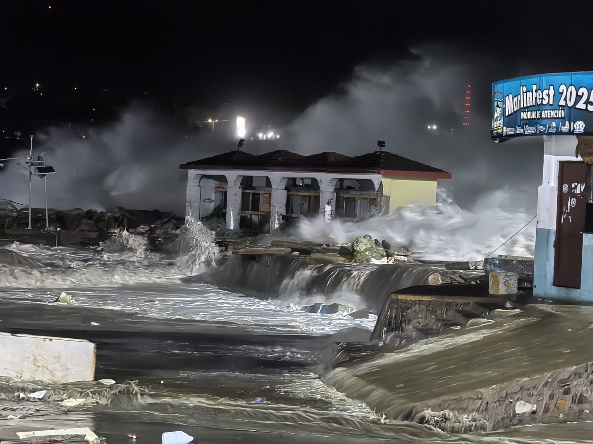 #Fotos  🌊⛈️ Algunas vistas de Puerto Escondido, Oaxaca, y el impacto, que hasta ahora causa el #HuracánErick. 

Fotos: Edwin Hernández, vía El Universal
