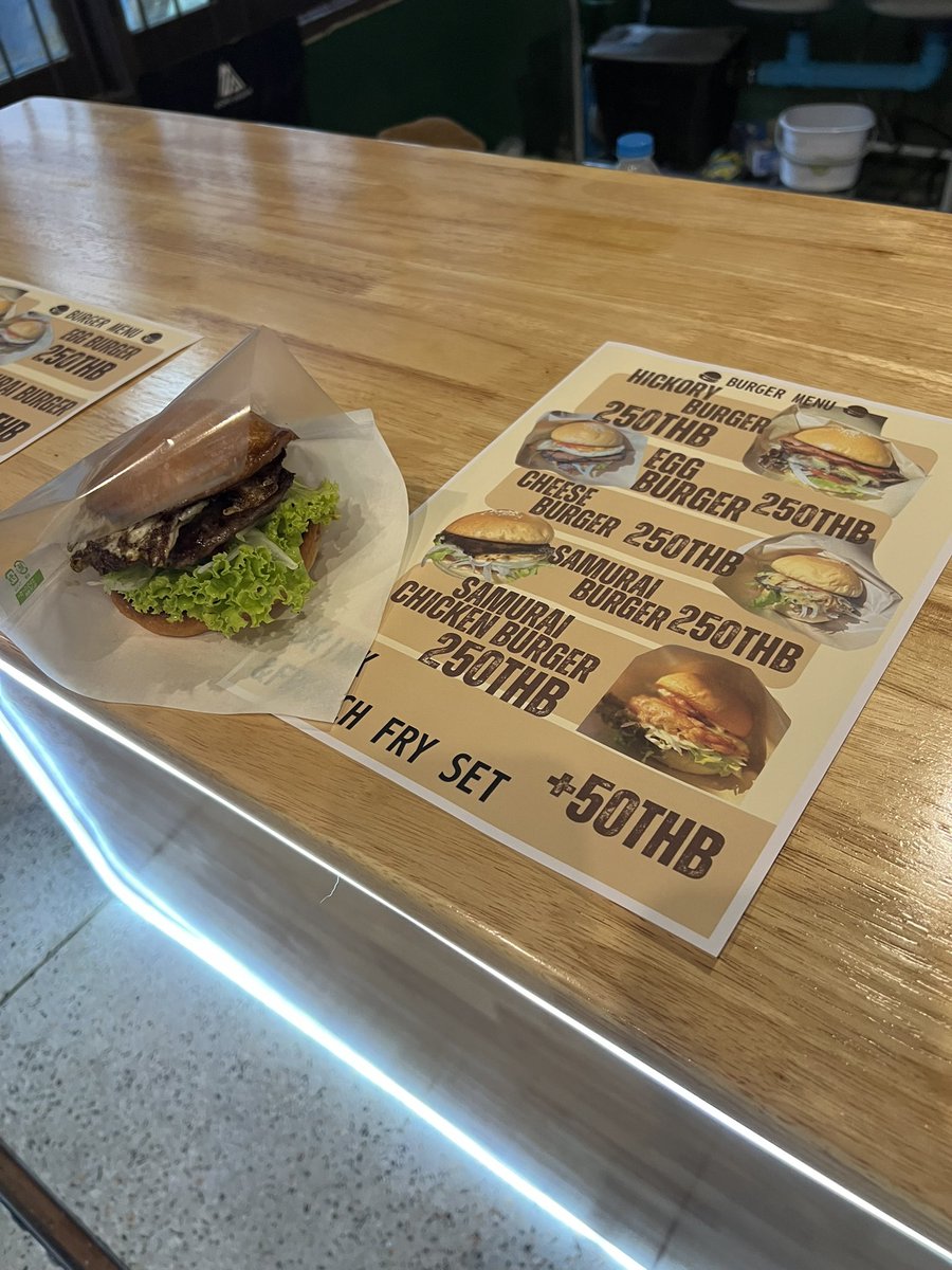 BurgerShop〜HICKORY〜カオサン店
オープンしました☺️✨

<a href="/LogcafeHICKORY/">LogCafe HICKORY</a> で大人気のハンバーガーが日本を飛び出しタイで頑張ります🇹🇭

みなさん応援よろしくお願いします🙇‍♀️