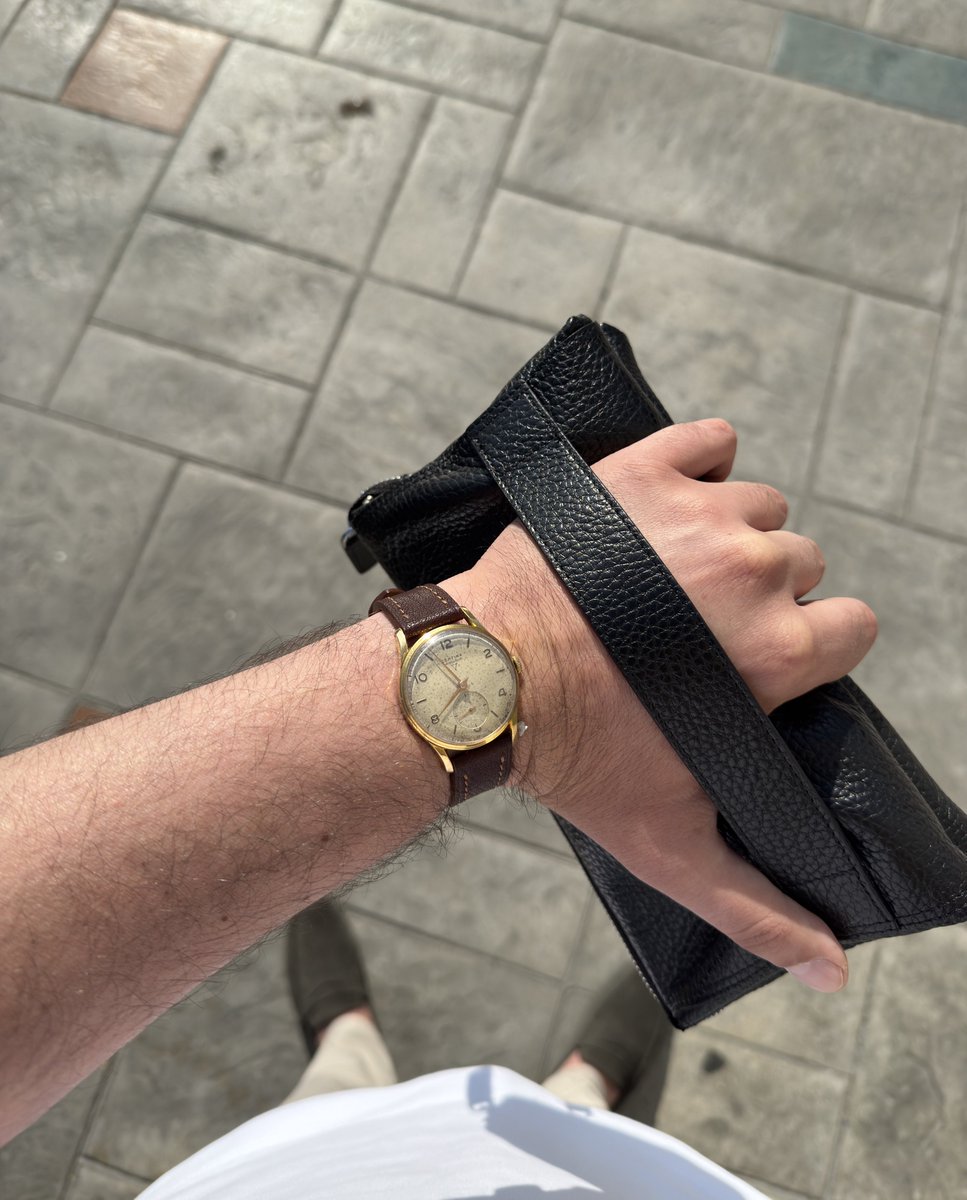 Gün, saatlerin bileklerde yerini almasıyla başladı. Zaman artık bizimle, her anı güzelliklerle dolsun.
Günaydınlar:)
Certina Vainqueur vintage 1950 kurmalı :)