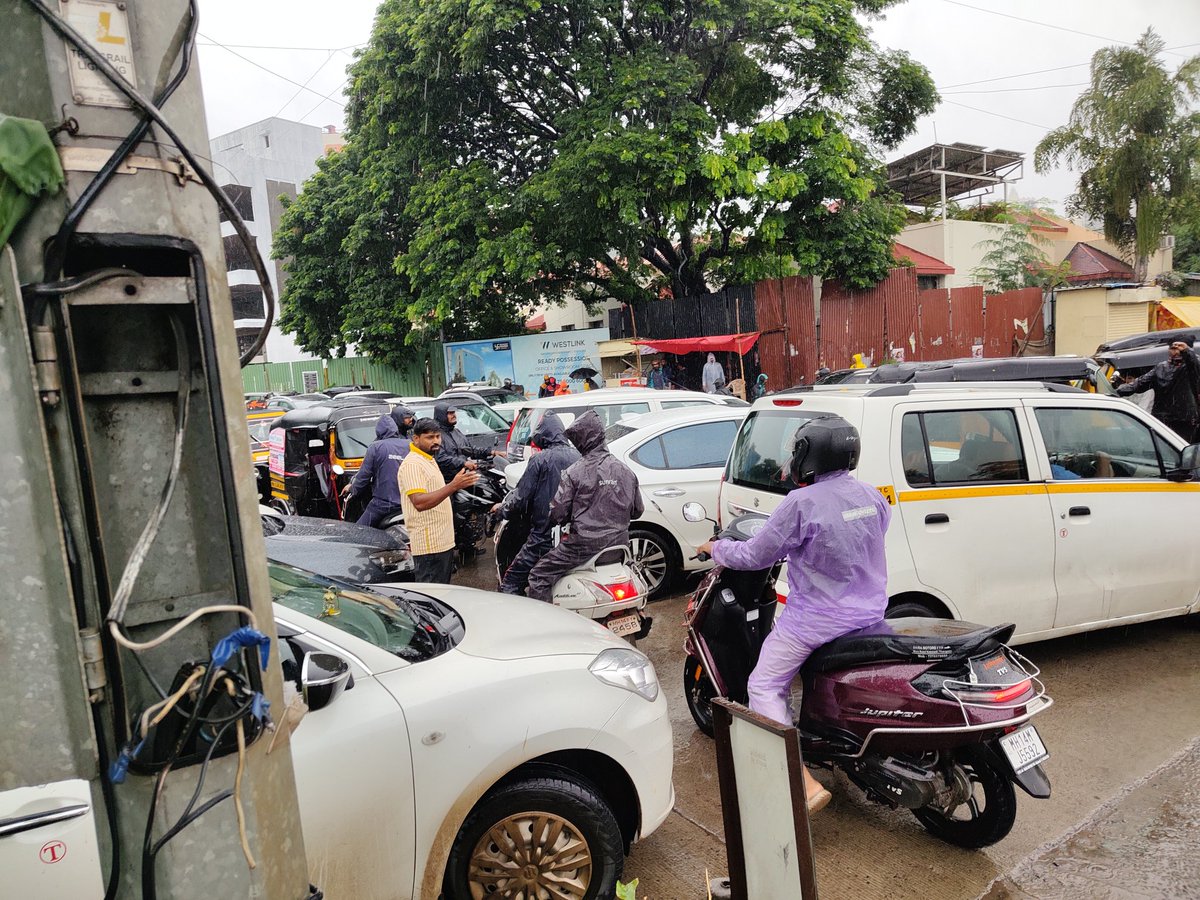 GayatriKsagar's tweet photo. 🚧 Traffic Alert - Baner 🚧
Entire #Baner is choked due to ongoing metro work. The stretch is now one-way, leading to heavy congestion.
⛔ Avoid these roads if possible:
Kapil Malhar Road
Baner Gaon Road
Aundh-Baner Road
Plan your commute accordingly. Stay safe @PuneTrafficU https://t.co/RhyFeGSZ04