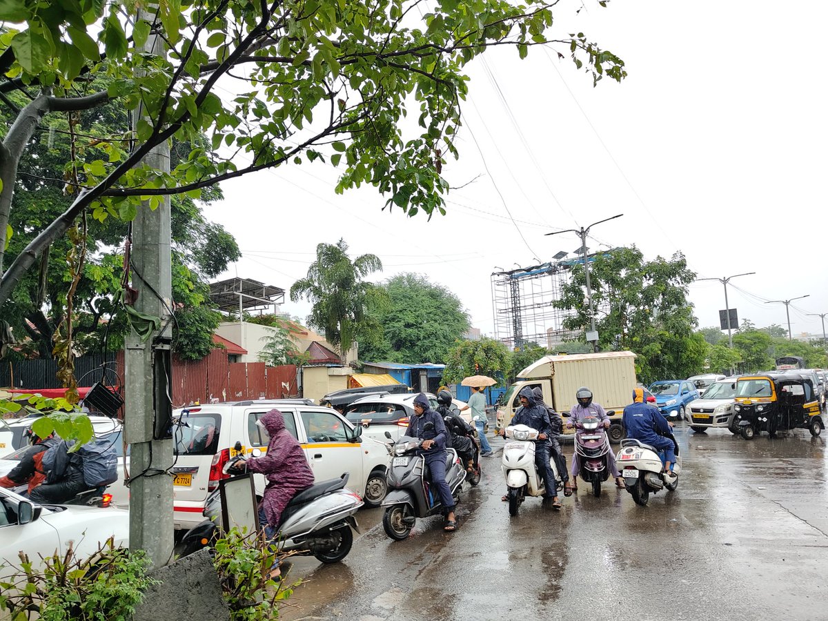 Gayatri Kshirsagar (@gayatriksagar) on Twitter photo 🚧 Traffic Alert - Baner 🚧
Entire #Baner is choked due to ongoing metro work. The stretch is now one-way, leading to heavy congestion.
⛔ Avoid these roads if possible:
Kapil Malhar Road
Baner Gaon Road
Aundh-Baner Road
Plan your commute accordingly. Stay safe <a href="/PuneTrafficU/">Pune Traffic Updates</a> 🚧 Traffic Alert - Baner 🚧
Entire #Baner is choked due to ongoing metro work. The stretch is now one-way, leading to heavy congestion.
⛔ Avoid these roads if possible:
Kapil Malhar Road
Baner Gaon Road
Aundh-Baner Road
Plan your commute accordingly. Stay safe <a href="/PuneTrafficU/">Pune Traffic Updates</a>