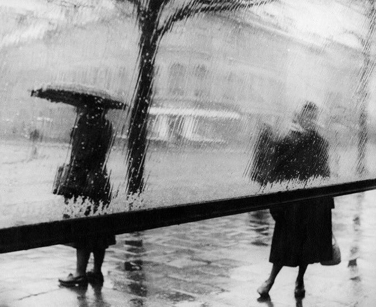 « Je crois qu'elle devait trouver là, dans la monotonie de la pluie, cet ailleurs, uniforme, fade et sublime, plus adorable à son âme qu'aucun autre moment de sa vie présente. »

— Marguerite Duras
#LeRavissementDeLolVStein 
📷 Karel Otto Hrubý, Pragues, 1951.