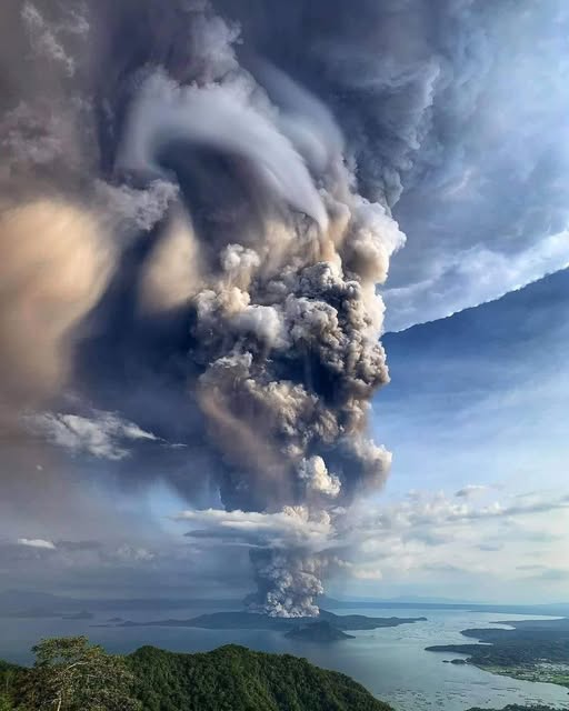 PaulGoldEagle's tweet photo. The Power of Nature 📷
Captured brilliantly by @coffee_dante, this stunning image reveals the raw, unstoppable force of our planet.
Volcanoes remind us of Earth’s incredible energy—both destructive and life-giving.
#PowerOfNature #VolcanoMagic #EarthEnergy #NaturePhotography #RawBeauty #CoffeeDante