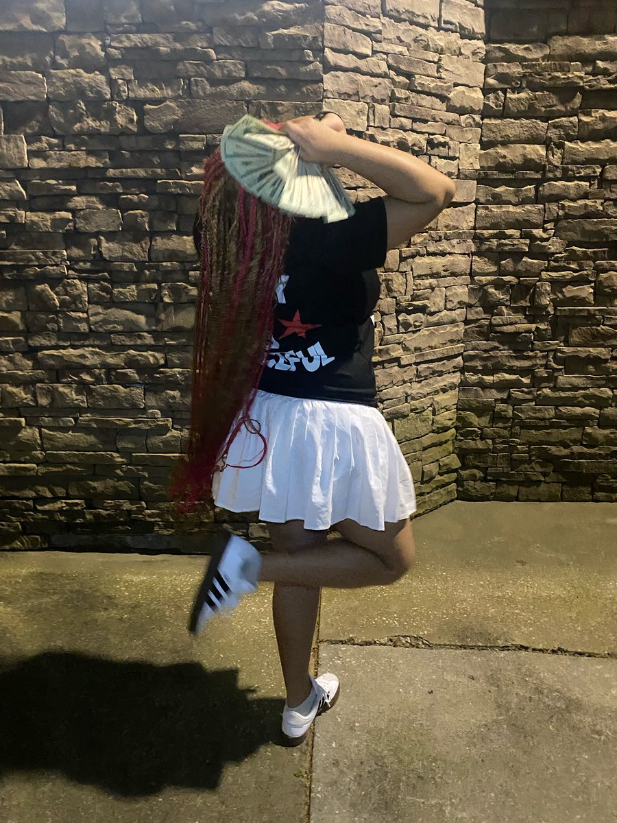 iiiheartbellaaa's tweet photo. you can cm ugly but broke????? never 🤣👌🏼 https://t.co/jufLzo9SHJ