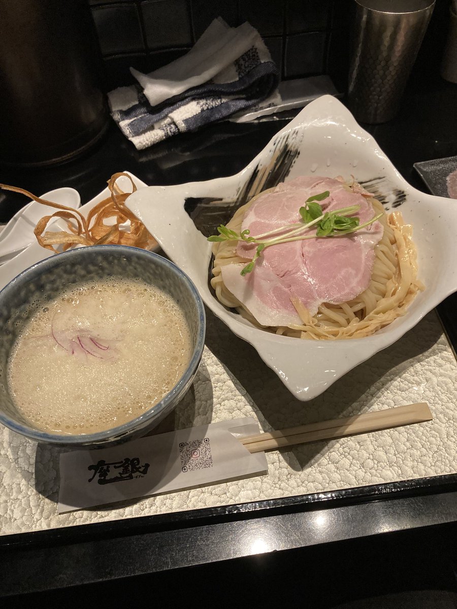 dera_e_mon's tweet photo. 鶏soba座銀さんで鶏つけsobaの大をいただく。
おいしいのは間違いないけど、ラーメンの器やら内装がかっこいいのもすき。
大盛りでももっと食べたい‥。
ごちそうさまでした。 https://t.co/bH32BxBMTD