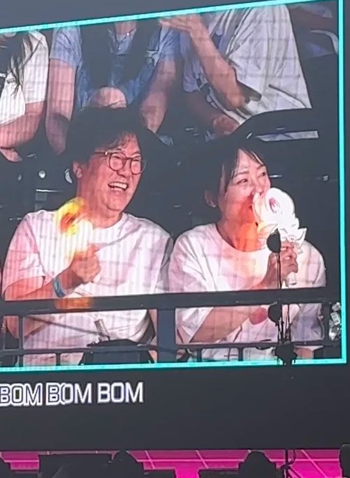 Hyunjin’s parents in the concert!