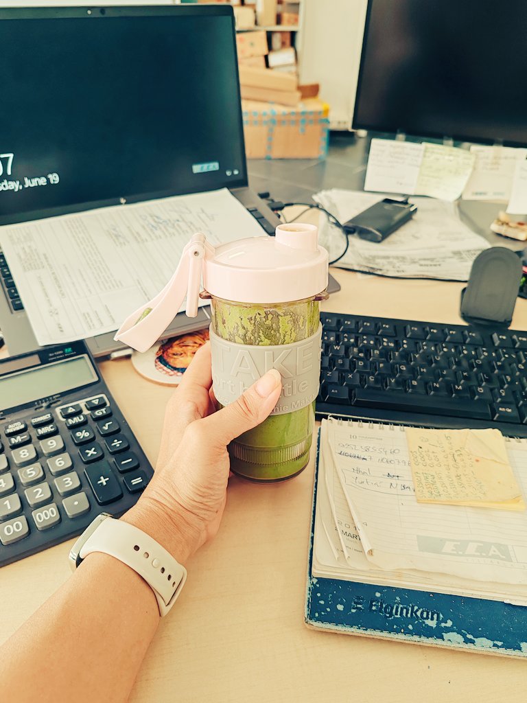 Günaydın🌞
Detoks içeceğimi yaptım… çünkü bazılarına sinirlenmemek için içten temizlik şart!
Bugün kimseye patlamadan, nezaketimi koruyarak, “aman boşver” diyebilmek için yeşil gücü içiyorum 💚
Hem beden, hem ruh detox modunda.
Bugün lütfen kimse sinirimi test etmesin! 🙃
