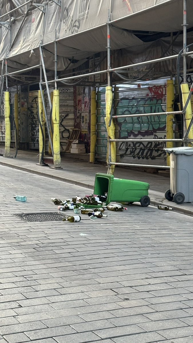 enricxicoy's tweet photo. Totes les fotos fetes aquest matí en el trajecte entre Plaça Sant Jaume i Plaça Catalunya de la capital del Barcelonès #barcelona #visitbcn https://t.co/O63y0umUCt
