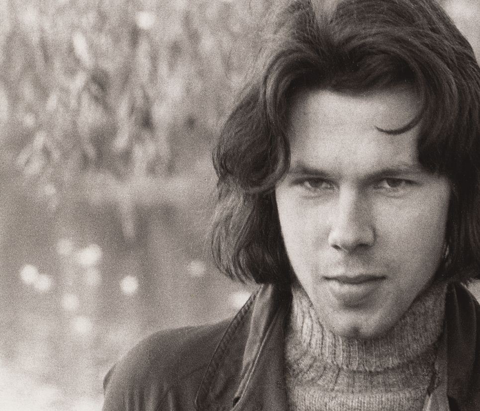 MaxxGhe's tweet image. 19/06/1948.
Nasceva a Yangon, in Birmania (odierno Myanmar), Nicholas Rodney "Nick" Drake.
Cantautore folk rock britannico, ha inciso tre album di discreta fattura, prima di togliersi la vita a 26 anni nel 1974 causa il "male oscuro":
la depressione.
#NickDrake #FolkRock