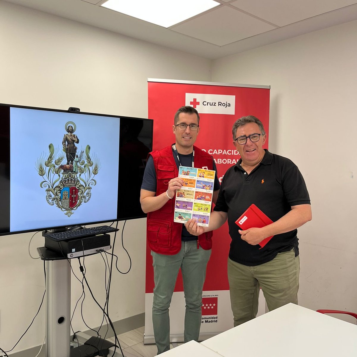 CruzRojaPozuelo's tweet photo. La Hermandad de San Isidro Labrador de Pozuelo de Alarcón colabora con Cruz Roja en el Sorteo del Oro. Nos visita Felipe Bernal, su presidente.
#soledadnodeseadamayores #mayores #hermamdadsanisidropozuelo #cruzrojapozuelo #buentratomayores
#sorteodeloro https://t.co/z1gJZ61ftN