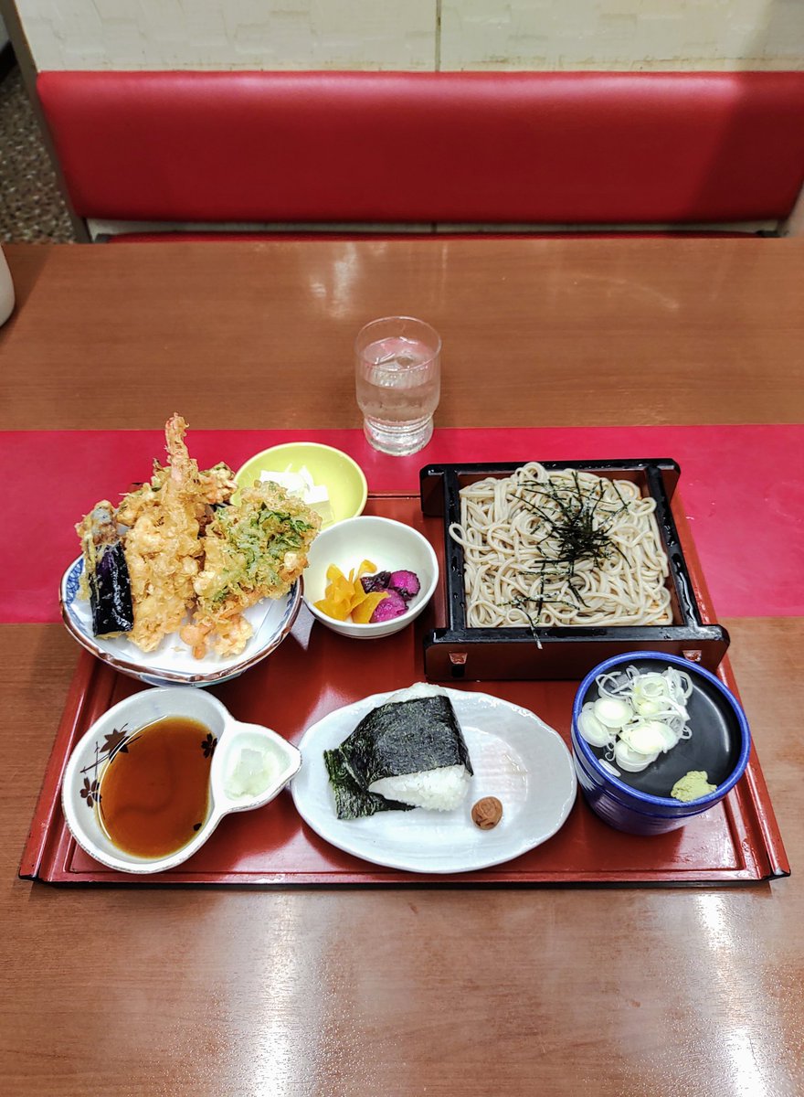 WgkLjmL6VeYfBwk's tweet image. 坂東市
#四ツ六庵
天せいろ 1100円

蕎麦美味しかった😋
野菜天の甘味がたまらん👍
海老天も！コスパ(≧∇≦)b✨️
坂東の米？塩むすび旨ぇ！
坂東の中心地で
1番人気の店だと思う！
国王神社近くで前通る度、
車いっぱいで気になってたのヨ！
流石は越谷市
#手打ちそばやまびこ さん
の修業先だね😉