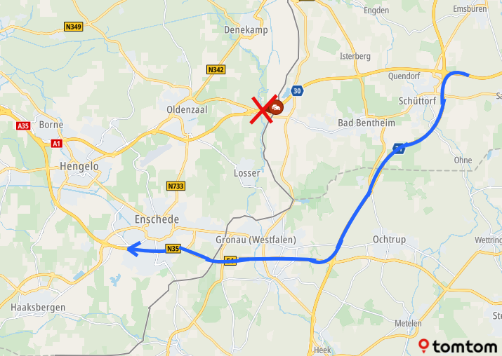 Geschaarde auto met aanhanger op de A1 bij De Lutte