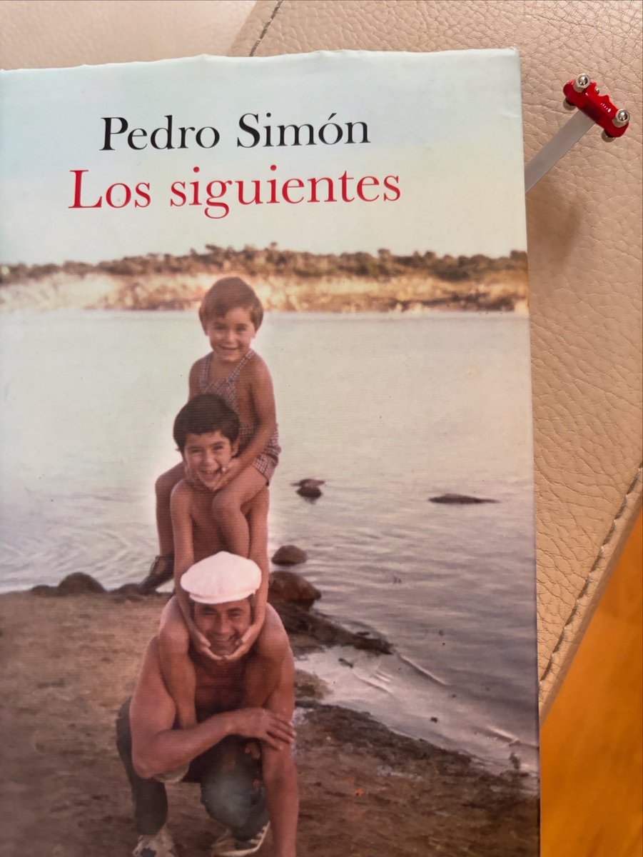 En Instagram he dejado mi reseña de esta magnífica novela. Cada vez me gusta más cómo #PedroSimon remueve sentimientos. <a href="/BojadorGrupo/">Grupo Bojador</a> #LosSiguientes #Novela #Familia 
instagram.com/p/DLC_taLIhd-/…