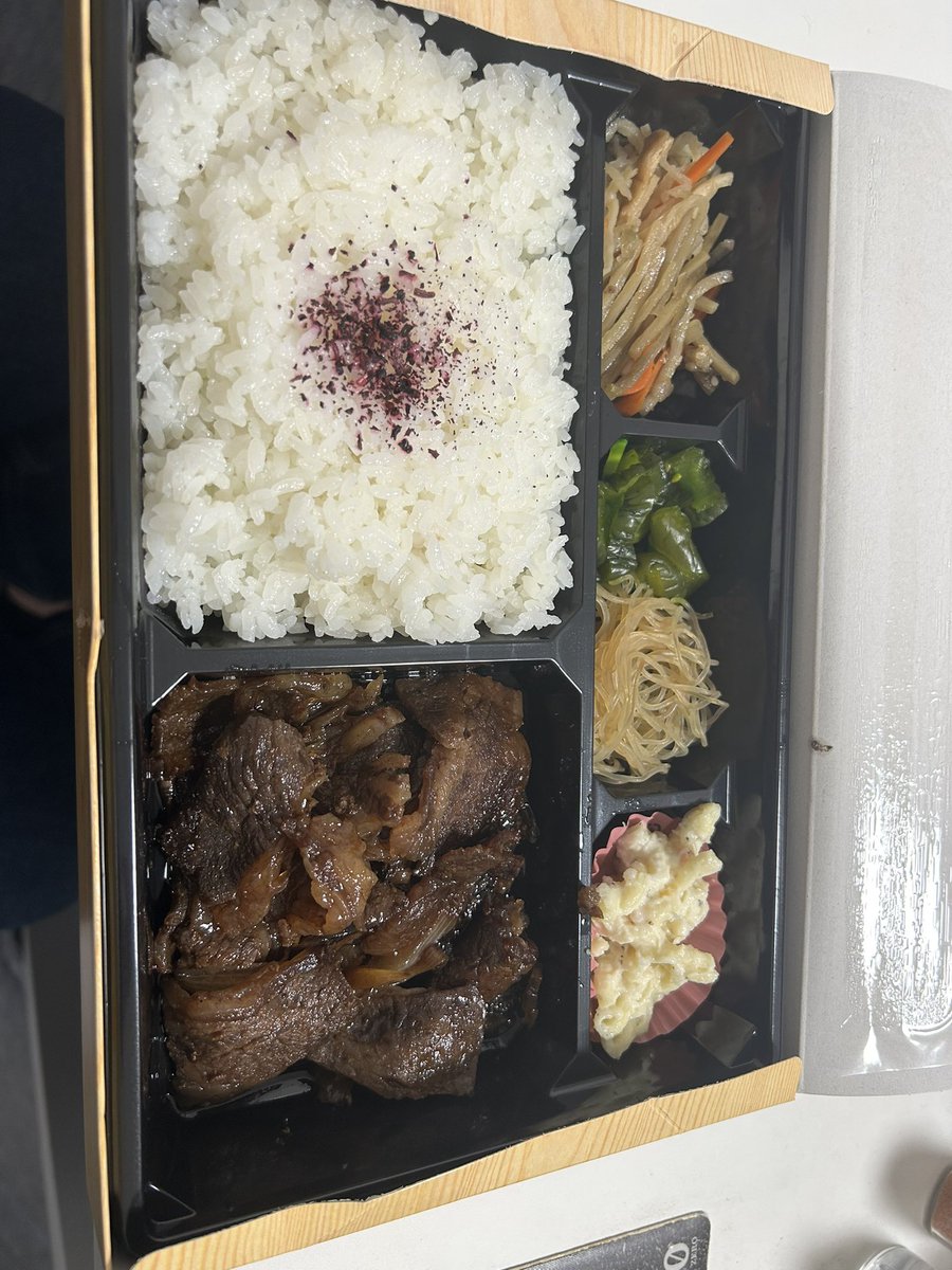 Happyz1002's tweet photo. 本日誕生日🎉47歳を迎えました😊

社長からApple Watchのプレゼント🎁
お昼に焼肉弁当頂きました✨

今年の目標
・視座を高める
・器を大きくする

今年も宜しくお願いします♪ https://t.co/A5pL5YpVJE