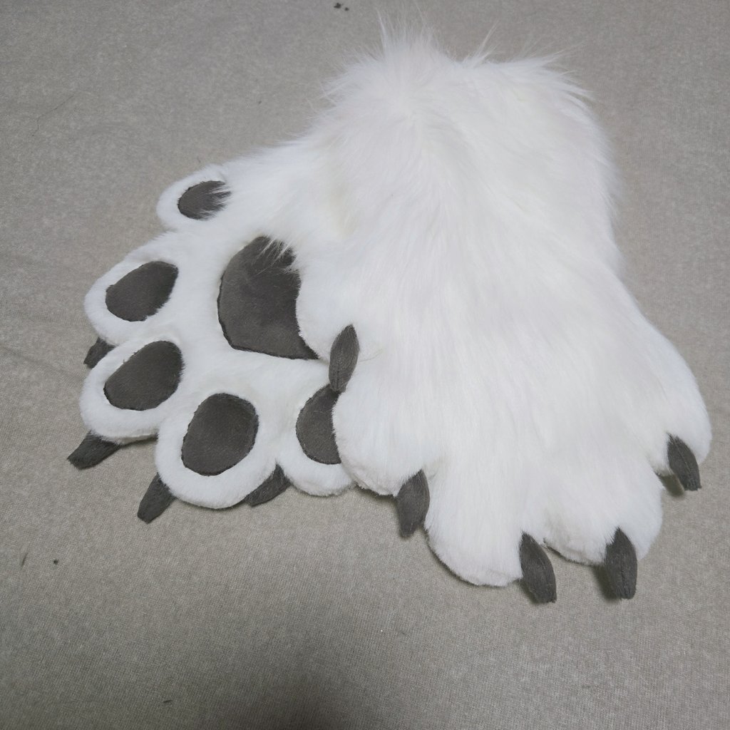 I sell 5 finger hands. DM me 🙇‍♂️
#furry #fursuit #binari #cms