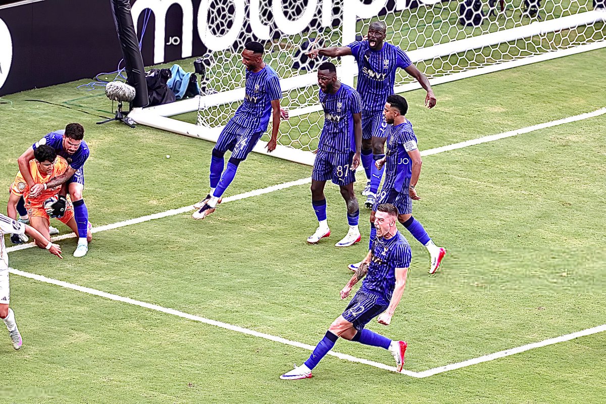 aalshmiriy's tweet photo. #كبير_اوروبا
صوره عن الف صوره محترفي الهلال وكانهم ولدو في هذا النادي العملاق إنها بيئة الهلال ياساده عن اي نادي انتم تتحدثون الزعييييييم العالمي  بلا منازع 💙💙💙 https://t.co/He9zUHAj0h