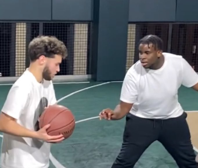 Adin Ross bought a mansion for 25 million, but he still can't feed the pigs he ball with