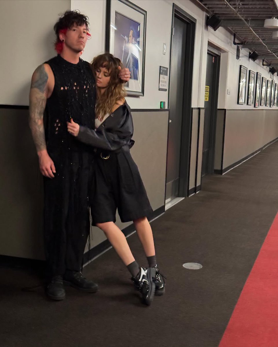 emotionalpilot's tweet photo. it’s so crazy that they just go about life being the coolest couple ever. like are they aware of their aura https://t.co/uPVvzLtUgr