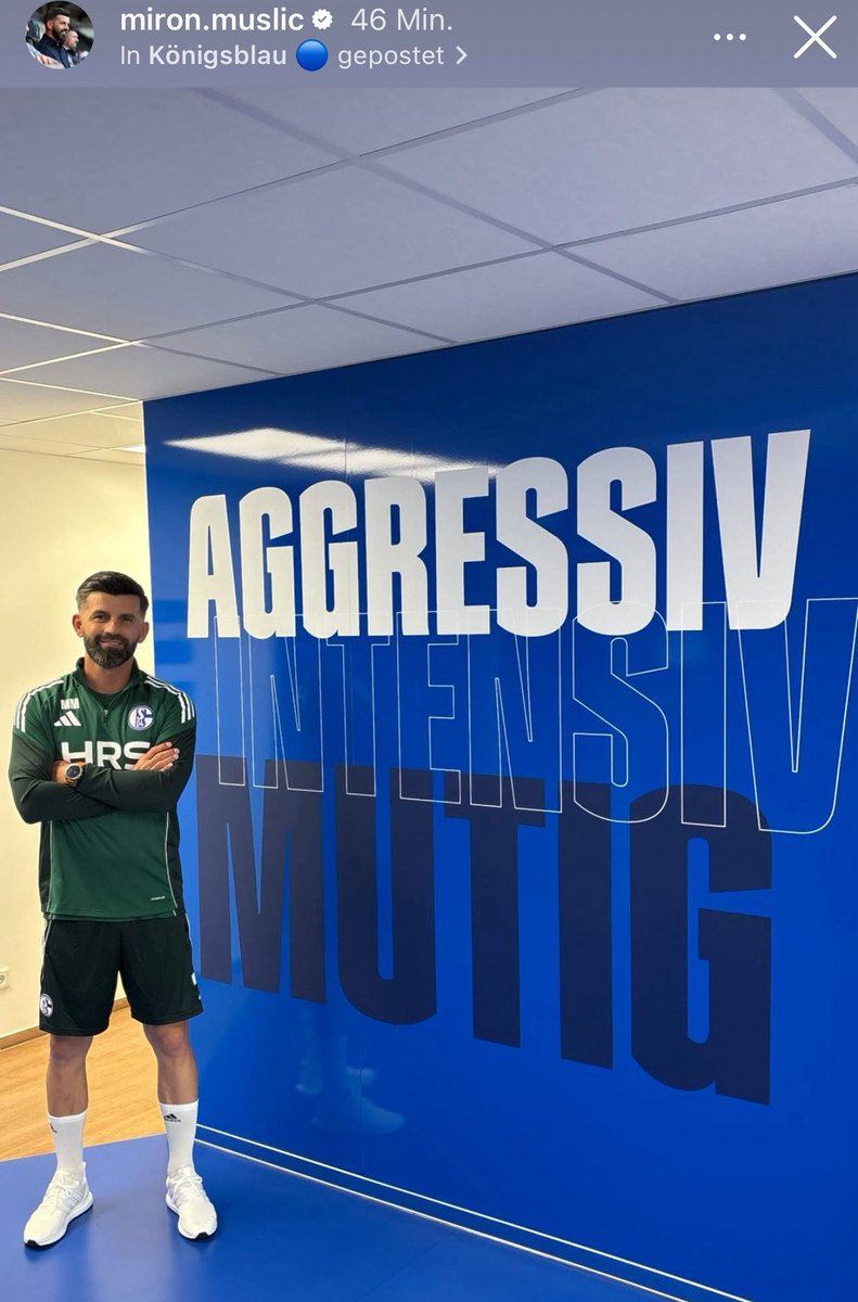 Hat unser neuer Coach den Besprechungsraum anpinseln lassen? Ich weiß nicht warum.. aber ich sitze absolut im Boot und ruder mit. 
Glück Auf Miron #muslic!
#schalke #s04 #aura